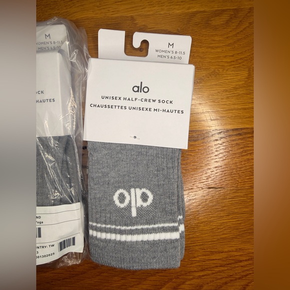 Alo Yoga Socks 2 Pair Medium Gray White Half Crew Athletic NWT - Picture 3 of 7